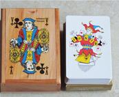 Boîte en bois avec jeu de 54 cartes