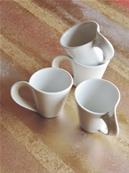 4 tasses en porcelaine sur plateau bois