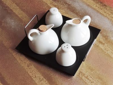 Set à condiments en porcelaine sur plateau bois