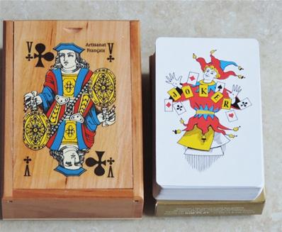 Boîte en bois avec jeu de 54 cartes