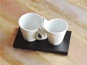 2 tasses en porcelaine sur plateau bois